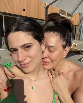 A atriz Claudia Raia compartilhou com seu seguidores na redes sociais, que ela e a filha, Sophia, foram barradas para não entrarem em uma balada em Nova York (Foto: Instagram)