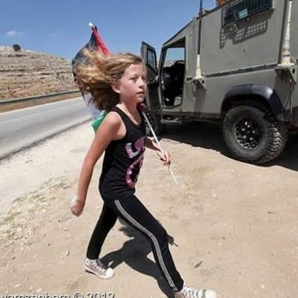 Em dezembro de 2017, aos 16 anos, ela deu um tapa em um soldado israelense no quintal de sua casa. Isso levou à sua detenção pelos militares e posterior condenação a oito meses de prisão. Tamimi foi libertada em 29 de julho de 2018. (Foto Instagram)