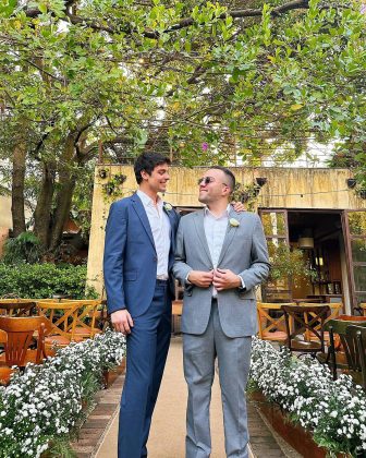 O influenciador Lucas Rangel, de 26 anos, surpreendeu os internautas ao anunciar que ele e seu namorado, agora noivo, Lucas Bley, irão se casar. (Foto Instagram)