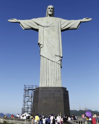 Na noite de quinta-feira (16/11), o icônico Cristo Redentor, símbolo do Rio de Janeiro, foi iluminado em honra à chegada da cantora Taylor Swift à cidade. (Foto Instagram)