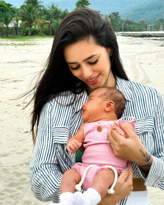 Bruna Biancardi aproveitou os dias quentes e levou pela primeira vez sua filha com Neymar, Mavie, para conhecer o mar (Foto: Instagram)