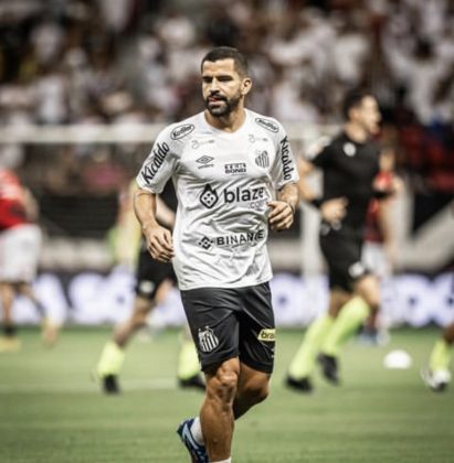 O Flamengo começou a partida tentando sair do seu campo de defesa na base da troca de passes, mas o Santos adiantava a marcação para roubar a bola e sair no contra-ataque. (Foto: Instagram)