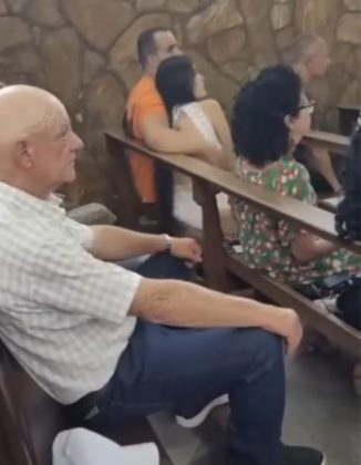 Uma mulher flagrou o esposo com uma suposta amante dentro de uma igreja. (Foto: reprodução vídeo)