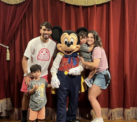 O relacionamento de cinco anos resultou na formação de uma família, sendo pais de Benício e Filippo, de 3 e 2 anos, respectivamente. (Foto: Instagram)