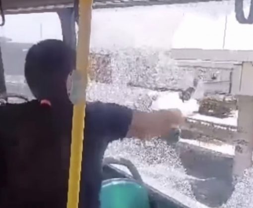 Uma mãe quebrou a janela de um ônibus no Rio de Janeiro, na última quarta-feira, depois que o filho dela passou mal por conta do forte calor. (Foto: reprodução vídeo)