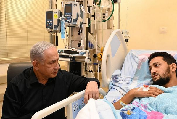 Primeiro-ministro israelense, Benjamin Netanyahu, visita homem ferido em hospital (Foto: Instagram)