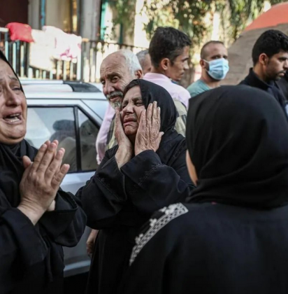 Mulheres palestinas lamentam tragédia (Foto: Instagram)
