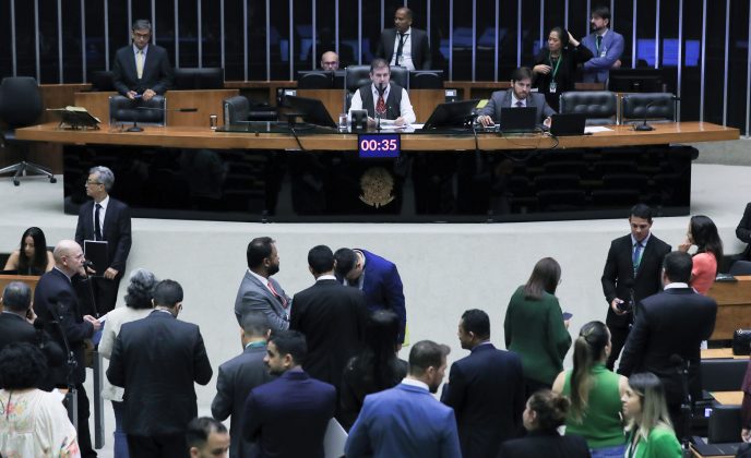 Nesta quarta-feira (01), Arthur Lira (PP-AL), presidente da Câmara pautou no plenário, a votação de um projeto para criar a "bancada preta", da Casa (Foto: Agência Brasil)