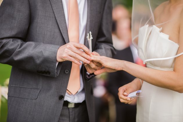 Projeto de lei propõe proibir casamento de condenados por violência doméstica. (Foto Pexels)