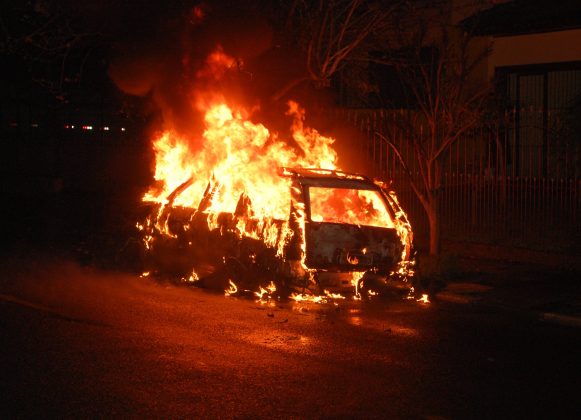 Ao descobrir que a filha o expôs, o homem foi à casa do casal e ateou fogo no veículo (Foto: Pexels)