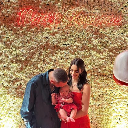 Na última segunda-feira (25), Neymar e Bruna Biancardi compartilharam nas redes sociais, o  primeiro álbum de fotos de Natal com a Mavie, de apenas dois meses (Foto: Instagram)
