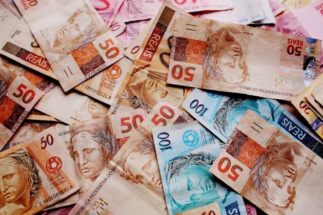 O dólar fechou em baixa de 0,81%, negociado a R$ 4,864, depois de atingir a mínima de R$ 4,852 (Foto: Pixabay)