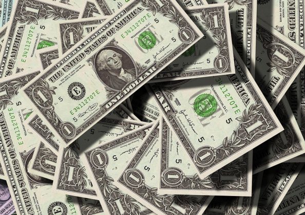 O dólar abre a operação em queda nesta terça-feira (19), abaixo dos R$ 4,90 (Foto: Pixabay)