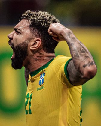 Durante a entrevista de quase duas horas, o jogador deixou seu futuro em aberto e expressou sua insatisfação por ser reserva no Flamengo, sua atual equipe: “A gente conversou, trocou uma ideia. Ele não levar para Seleção é uma escolha dele." (Foto Instagram)