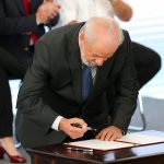 Nesta terça-feira (23), o presidente Lula (PT), confirmou que o governo federal fará um ajuste na tabela do Imposto de Renda (IR) para dar isenção a quem recebe até dois salários mínimos, com o objetivo de ajustar o benefício para o ganho real do salário mínimo (Foto: Agência Brasil)