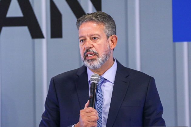 Alguns dias antes do fim do recesso do legislativo, Arthur Lira (PP-AL), presidente da Câmara dos Deputados, irá receber líderes partidários em reunião marcada para esta segunda-feira (29) (Foto: Agência Brasil)