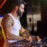 Algumas pessoas estavam curtindo o seu barco e lancha no mar, e do nada começou o show de um dos maiores nomes da música sertaneja na atualidade (Foto: Instagram)