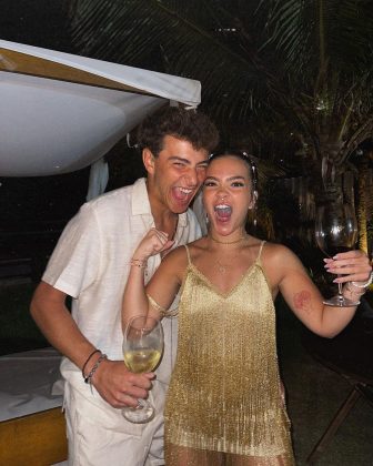 Na madrugada desta segunda-feira (1º), Mel Maia publicou uma foto em clima de romance ao lado do surfista João Maria Pereira. Com a virada de ano chamando atenção no Rio de Janeiro (Foto: Instagram)