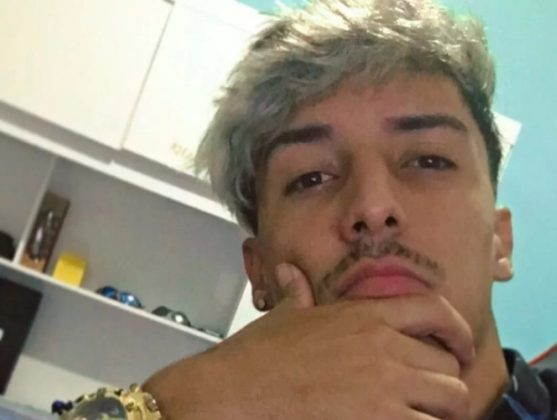 De acordo com a versão apresentada por eles, o jovem teria falecido de overdose durante um ato sexual com a irmã mais nova de Caroline. (Foto Redes Sociais)