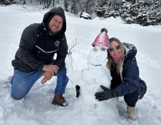 O casal realizou o sonho de fazer boneco de neve. (Foto: Instagram)