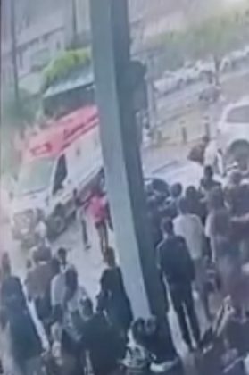 Momento em que chega a ambulância, quatro horas depois. (Foto: reprodução vídeo Instagram)