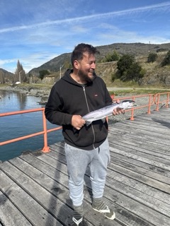 Lemão conseguiu pescar uma truta no Chile. (Foto: Instagram)