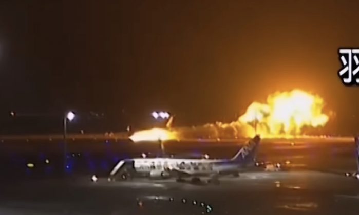 70 caminhões de bombeiros teriam sido enviados, mas a aeronave foi quase tomada pelas chamas. (Foto: reprodução vídeo Instagram)