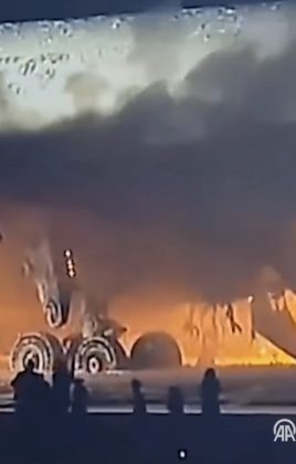 Um avião da Japan Airlines (JAL) pegou fogo. (Foto: reprodução vídeo Instagram)