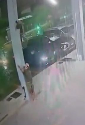 Momento em que um dos jovens deixa o carro e aparenta estar cambaleando. (Foto: reprodução vídeo Instagram)