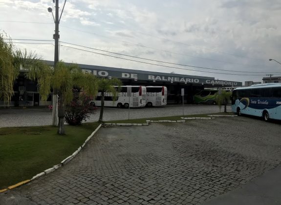À polícia, a jovem informou que assim que chegou o grupo relatou tontura, náuseas e tremedeira. Eles relataram que tinham comido um cachorro-quente na praia e relacionaram o mal-estar ao alimento. Por isso, ficaram no local esperando melhora. Quando o Samu foi acionado, no início da manhã, para atender as vítimas, elas já estavam desacordadas e em parada cardiorrespiratória, segundo os bombeiros. (Foto: reprodução Google Maps)