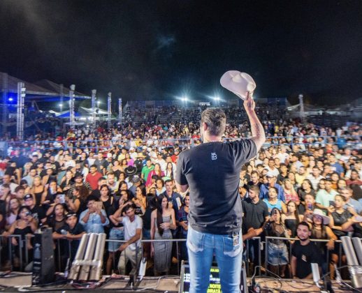 Durante a cirurgia, a esposa Francine Caroline comentou que o procedimento parecia ir bem. (Foto: Instagram)