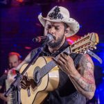 Sozinho, Carreiro lançou duas músicas recentemente, dentre elas Meu Avô e Bagulho é Louco Mano. (Foto: Instagram)