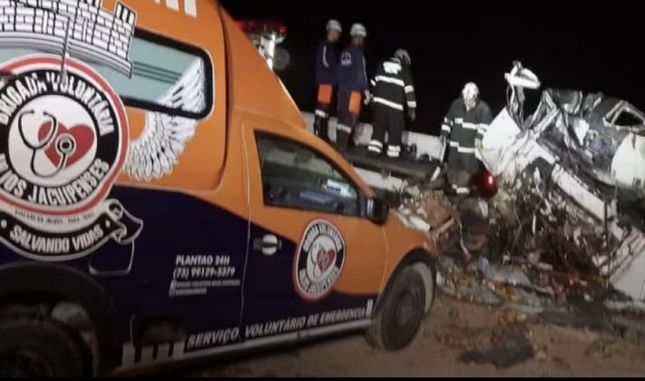 Ainda segundo a Brigada, o micro-ônibus havia saído de Guarajuba, em Camaçari, e seguia para Jacobina, quando ocorreu o acidente. (Foto: Brigada Anjos Jacuipenses)