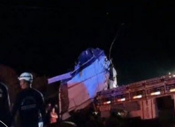De acordo com informações da Polícia Rodoviária Federal (PRF), a colisão envolveu um micro-ônibus e um caminhão truck. (Foto: Brigada Anjos Jacuipenses)