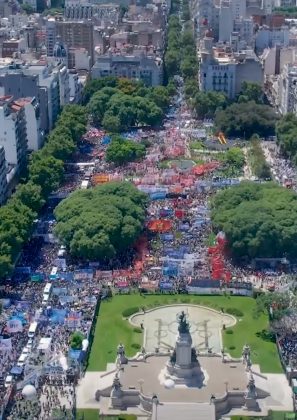 Trabalhadores protestavam contra mudanças de Milei. (Foto: reprodução vídeo Instagram)