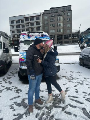 Primeiro contato que o casal teve com a neve, no Ushuaia. (Foto: Instagram)