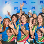 Com a frase “Patriota Clezão” e a data de nascimento e falecimento (Foto: Instagram)