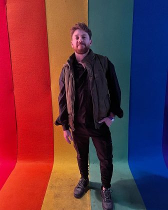 "Essa é a minha realidade, minha experiência. Não tenho nada a esclarecer, pois para mim é simples: sou gay. É assim desde sempre, desde que me entendo por gente", compartilhou o ator. (Foto Instagram)