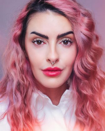 Karen Bachini começa a tatuar, e é acusada de plágio e preços abusivos. (Foto Instagram)