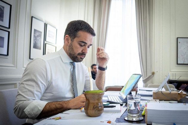 Sua declaração ocorreu durante o programa "Conversa com o Bial" em 2021. Além disso, o político foi reeleito como governador do Rio Grande do Sul nas eleições de 2022. (Foto Instagram)