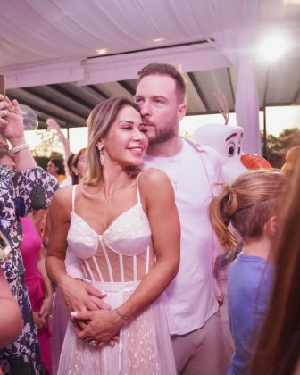 Nesta terça-feira (16), Thiago Nigro conversou com seus seguidores sobre aumentar a família. O influenciador publicou uma foto ao lado da esposa, Maíra Cardi e seus dois enteados para esclarecer a dúvida de um internauta (Foto: Instagram)