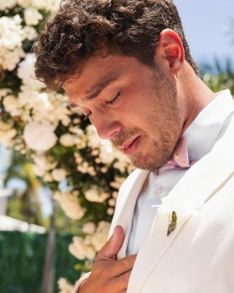 Após o casamento, os recém-casados compartilharam fotos vestidos de noivos, com a legenda. (Foto Instagram)