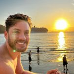 De sunga, Leonardo Miggiorin toma ducha e agita a web. (Foto Instagram)