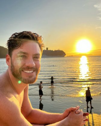 De sunga, Leonardo Miggiorin toma ducha e agita a web. (Foto Instagram)