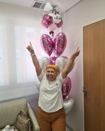 sendo surpreendida por aplausos dos enfermeiros, flores, balões e até mesmo um carro que anunciava o término da quimioterapia. (Foto Instagram)