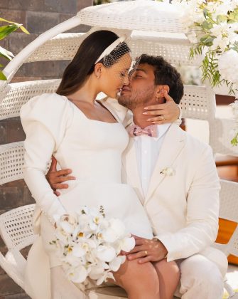 Acompanhadas da legenda: "Bodas de Beijinho - 1 mês do nosso sim!" (Foto Instagram)
