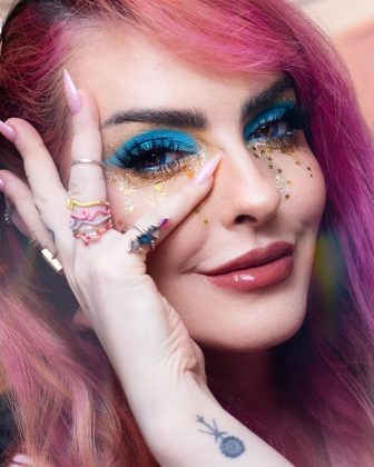 Já com relação ao valor cobrado, Karen escreveu: "Sobre a precificação do trabalho de um artista. Isso nem devia estar sendo discutido porque a gente precisa valorizar o artista e não desvalorizar o trampo dele." (Foto Instagram)