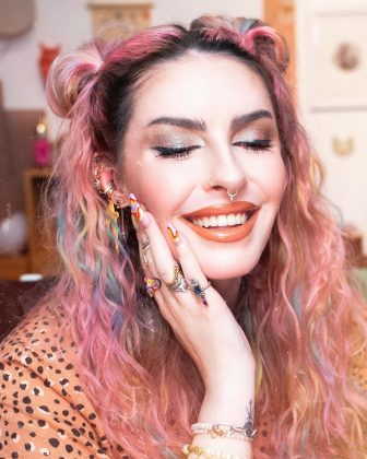 Karen também foi acusada de copiar a arte de uma artista chamada Nina. A artista, inclusive, se manifestou na web e pediu que parem de atacar Karen por conta disso. (Foto Instagram)