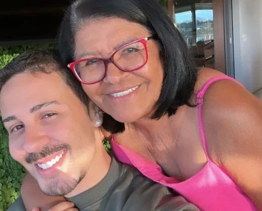 Carlinhos Maia rasga o verbo após ter suposta morte da mãe anunciada na web. (Foto: Instagram)