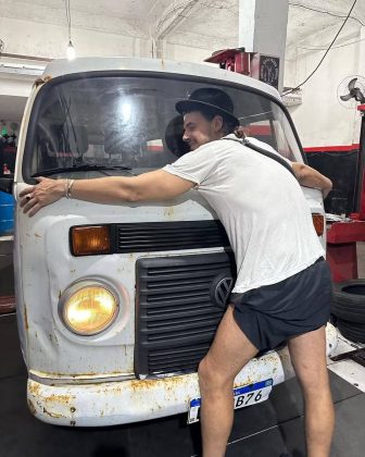 O ator Daniel Erthal, disse que perdeu a kombi que ganhou para vender cerveja. (Foto: Instagram)